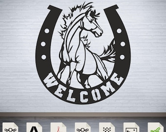 Può includere: Silhouette in bianco e nero di un cavallo in piedi all'interno di un ferro di cavallo con la scritta "WELCOME" attorno al ferro di cavallo.