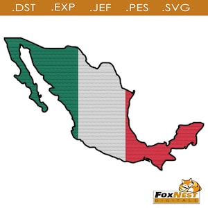 Peut inclure: Un motif de broderie numérique représentant la carte du Mexique, aux couleurs du drapeau mexicain : vert, blanc et rouge. Le motif est souligné en noir et comprend le logo Fox Nest Digitale en bas à droite.