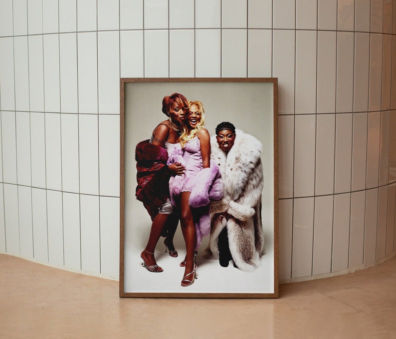 K&ouml;nnte beinhalten: Drei Frauen posieren f&uuml;r ein Foto in einem Studio. Die Frau in der Mitte tr&auml;gt ein rosa Kleid und einen Pelzschal. Die Frau links tr&auml;gt ein schwarzes Kleid mit langen &Auml;rmeln und einen Pelzschal. Die Frau rechts tr&auml;gt einen wei&szlig;en Pelzmantel.