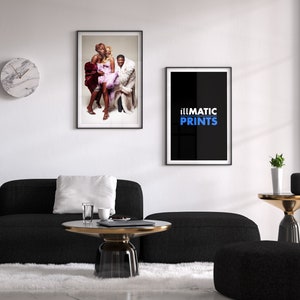 K&ouml;nnte beinhalten: Ein Wohnzimmer-Interieur mit einem schwarzen Sofa, einem Couchtisch, einem wei&szlig;en Teppich und zwei gerahmten Drucken an der Wand. Der Druck links zeigt eine Gruppe von drei Personen, w&auml;hrend der Druck rechts schwarz ist mit dem Text "illmatic PRINTS" in blau.
