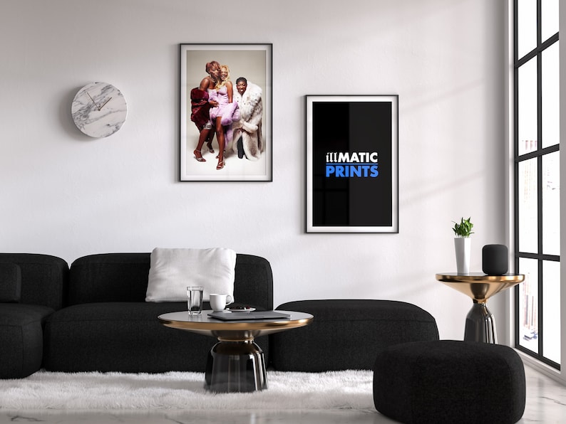 K&ouml;nnte beinhalten: Ein Wohnzimmer-Interieur mit einem schwarzen Sofa, einem Couchtisch, einem wei&szlig;en Teppich und zwei gerahmten Drucken an der Wand. Der Druck links zeigt eine Gruppe von drei Personen, w&auml;hrend der Druck rechts schwarz ist mit dem Text "illmatic PRINTS" in blau.