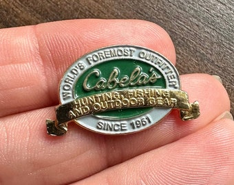 Cabela's Caza Pesca y equipo al aire libre desde 1961 outfitters insignia de pin de solapa esmaltada