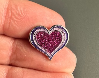 Broche con insignia de alfiler de solapa esmaltado con corazón de amor pequeño en miniatura brillante rosa y morado