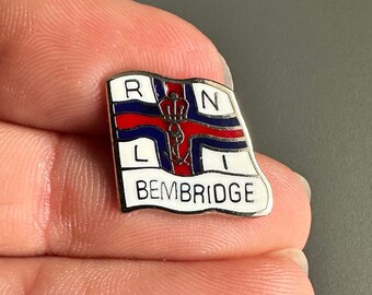 RNLI Bembridge vintage esmalte solapa pin insignia broche - apoyo a la organización benéfica Royal National Lifeboat Institution