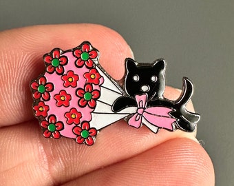Gato negro que lleva un ramo de flores rosa y rojo, broche con insignia de alfiler de solapa esmaltado