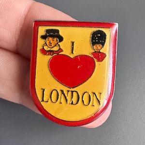 Vintage I love London heart Tourism Beefeater travel souvenir enamel lapel pin badge brooch