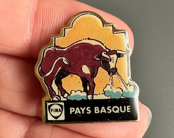Vintage FINA paga el broche de insignia de pin de solapa de esmalte francés de toro de bisonte vasco