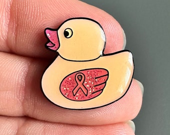 Broche con insignia de Metal para solapa con esmalte de pato Duckie de goma brillante rosa, cinta para el cáncer de mama en el ala