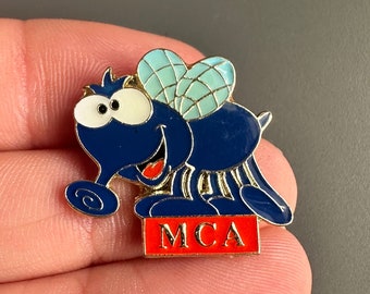 Broche con distintivo de pin para solapa con esmalte de insecto volador, mosca azul, caridad MCA