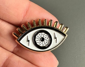 Broche con distintivo de alfiler de solapa esmaltado con diseño gráfico en blanco y negro del ojo que todo lo ve