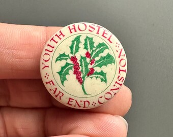 Vintage 1980s Holly How Far End Coniston Youth Hostel YHA Tin button lapel pin badge