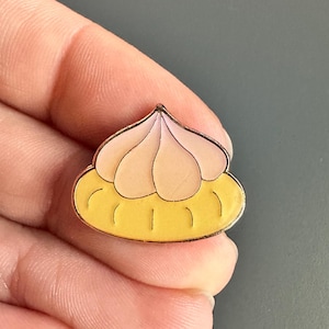 Iced Biscuit Gem icing candy snack emaille reversspeld badge broche
