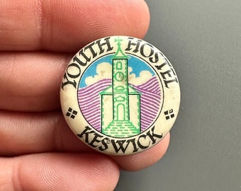 Insigne vintage des années 1980 YHA Youth Hostel Keswick Cumbria bouton en étain avec épinglette
