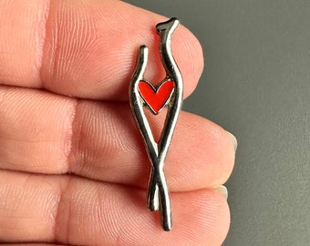 Broche con insignia de pin de solapa esmaltado con diseño de corazón de amor rojo pequeño