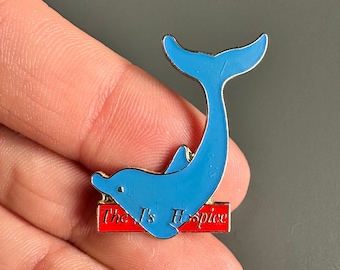 Vintage blå delfin som simmar i havet, The J's Hospice emaljbrosch med kavajslag