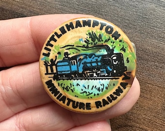 Littlehampton Miniature Eisenbahn Knopf Zinn Metall Revers Pin Button Abzeichen GWR Zug Lokomotive