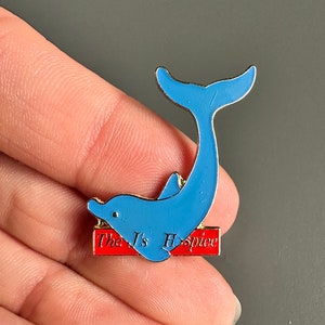 Vintage azul delfín nadando vida marina animal el hospicio J esmalte solapa Pin broche con insignia imagen 1