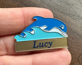Broche vintage avec nom Dolphin Lucy en émail
