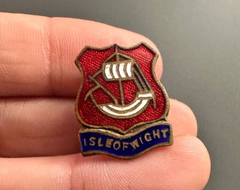 Vintage Isle of Wight Boat crest coat of arms enamel lapel Pin badge brooch