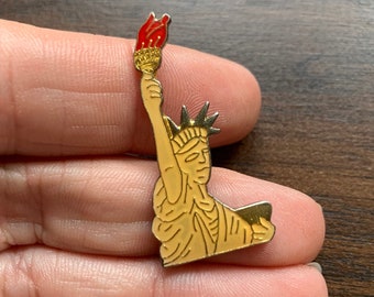 Vintage Statue of Liberty enamel lapel Pin badge
