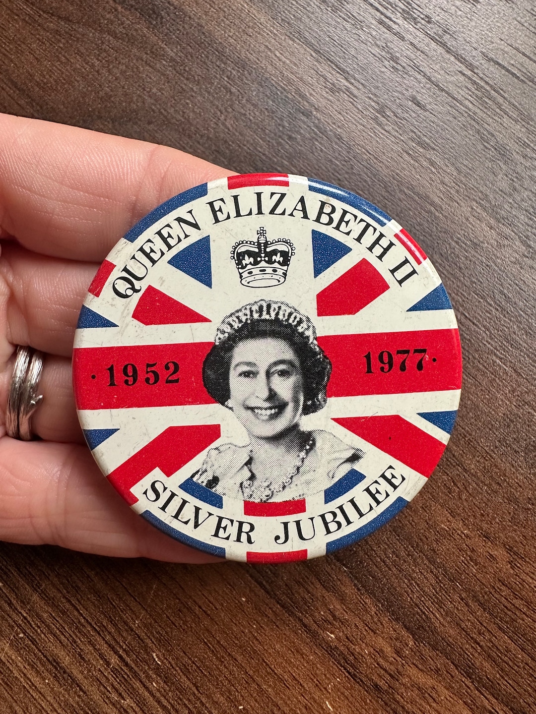 Large Vintage Tin Badge Queen Elizabeth II SILVER JUBILEE 1952-77 Lapel ...