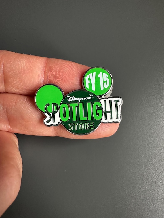 FY 15 Disney Spotlight Store Cast Member Exclusive Mickey Mouse Trading Enamel Lapel Pin badge brooch