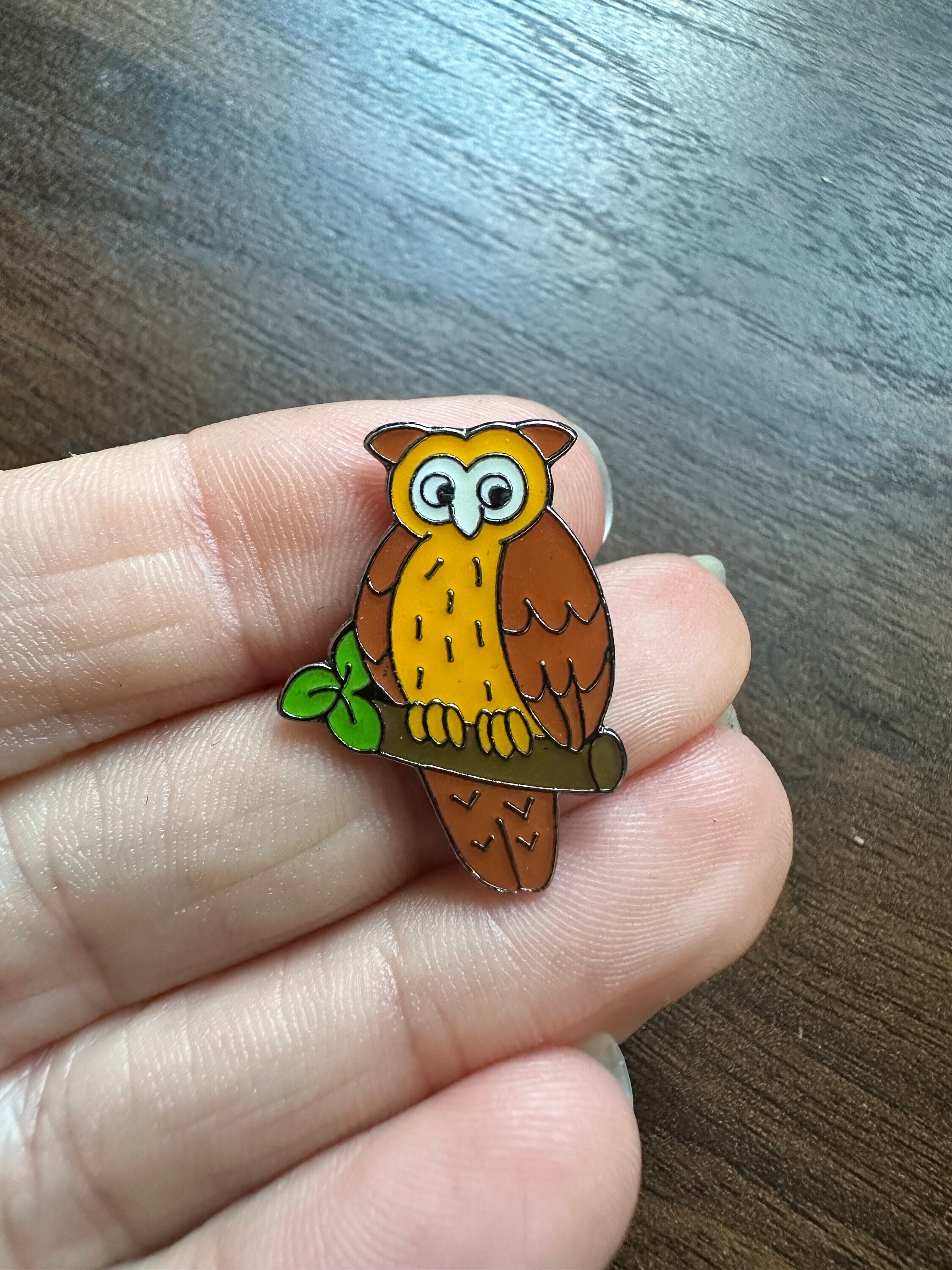 1995 CHUK Brown Owl bird on a branch enamel lapel pin badge brooch