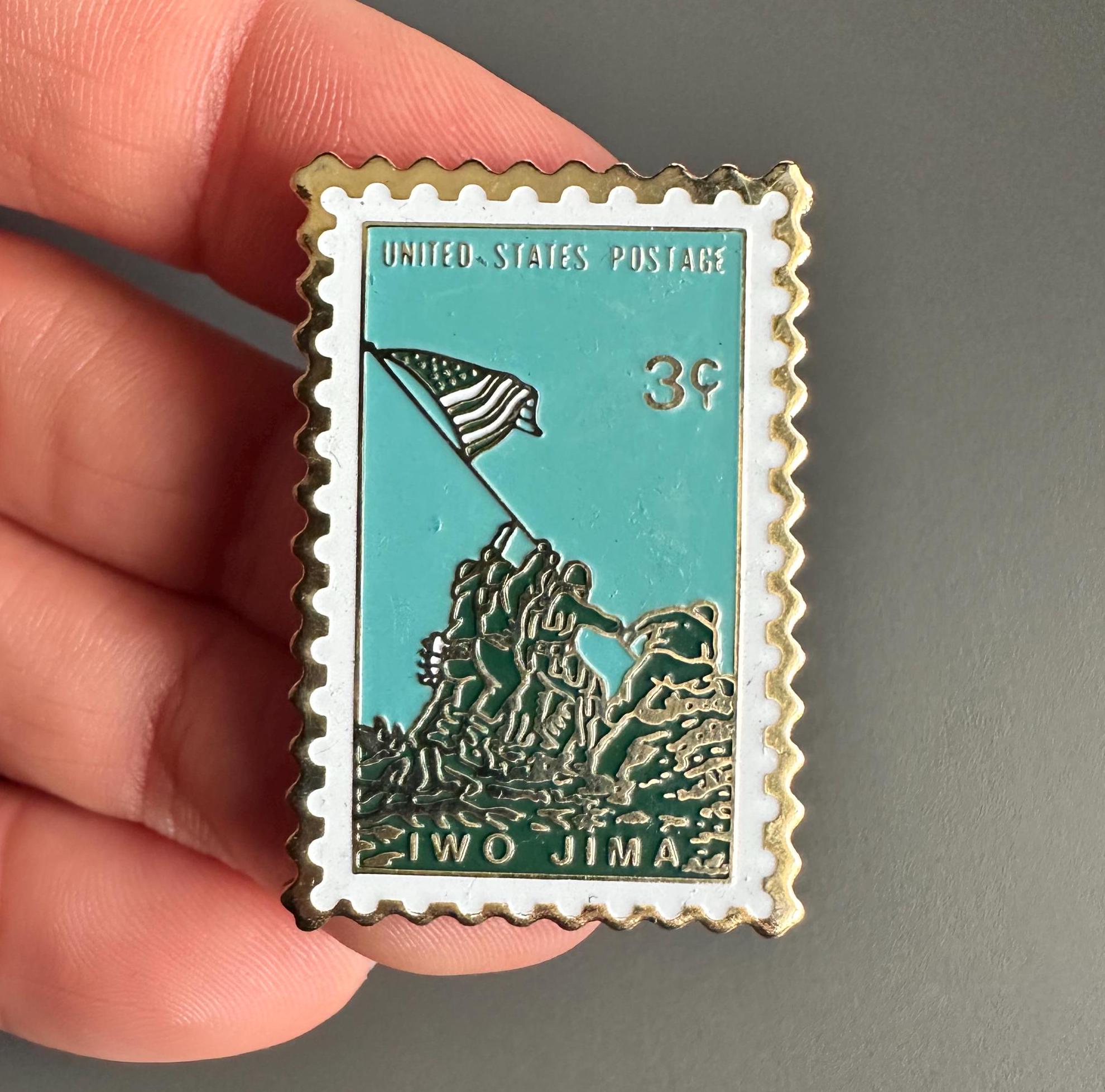 オレンジ色の切手 約3cm 硫黄島 米国郵便料金 3 セント USPS 切手 エナメル ラペル ピンバッジ