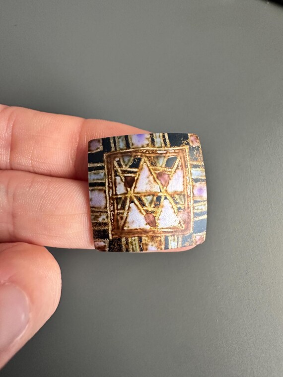 Retro curved patterned graphic design geometric s… - image 1