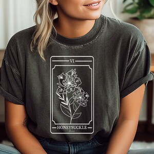 Flor de nacimiento Junio Tarot Tarjeta Camisa personalizada Camisa de flores silvestres personalizada Junio Flor Confort Colores Flor Tarot Camisa Despedida de soltera Regalos