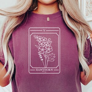 Flor de nacimiento Mayo Tarot Tarjeta Camisa personalizada Camisa de flores silvestres personalizada Mayo Flor Confort Colores Flor Tarot Camisa Despedida de soltera Regalos