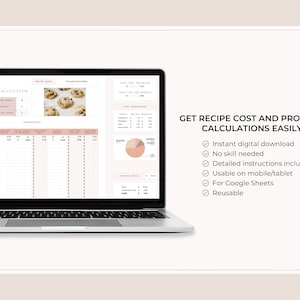 K&ouml;nnte beinhalten: Ein Laptop-Bildschirm zeigt eine Tabellenkalkulation mit dem Titel "Rezeptkostenrechner". Die Tabellenkalkulation enth&auml;lt Spalten f&uuml;r Zutaten, Mengen, Preise und Kosten. Oben rechts auf dem Bildschirm ist ein Foto von Schokoladen-Chip-Cookies zu sehen. Unter dem Laptop wird der Text "REZEPTKOSTEN UND PRODUKTKALKULATIONEN EINFACH ERHALTEN" angezeigt. Unter dem Text wird eine Liste von Funktionen angezeigt, darunter "Sofortiger digitaler Download", "Keine F&auml;higkeiten erforderlich", "Detaillierte Anweisungen enthalten", "Verwendbar auf Mobilger&auml;ten/Tablets", "F&uuml;r Google Sheets" und "Wiederverwendbar".