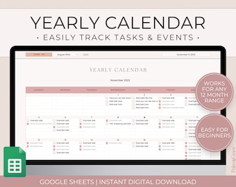 Può includere: Modello di calendario annuale digitale visualizzato su uno schermo di computer. Il calendario è in una combinazione di colori rosa chiaro e bianco, con il testo "Yearly Calendar" in alto. Il calendario è progettato per attività ed eventi.