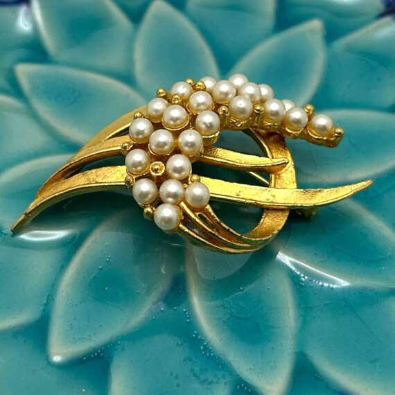 Vintage Faux Pearl and Gold-Tone Brooch Pin | Tri… - image 4