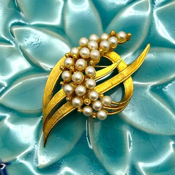 Vintage Faux Pearl and Gold-Tone Brooch Pin | Tri… - image 3