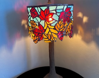 Lampe en vitrail faite main : feuilles d'automne, base en béton