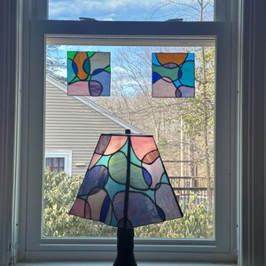 VENDU - Lampe en vitrail coalescent. Venez ensemble. Formes convergentes abstraites. image 5