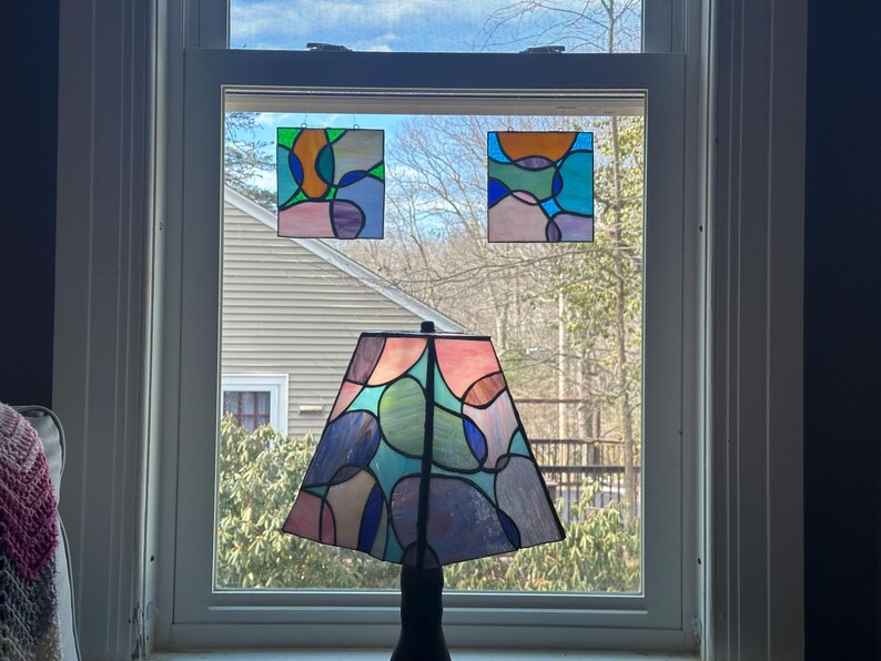 VENDU - Lampe en vitrail coalescent. Venez ensemble. Formes convergentes abstraites. image 5