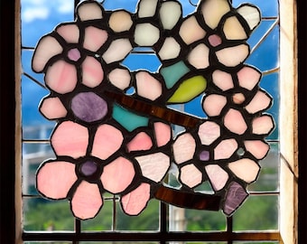 Attrape-soleil en verre teinté fleurs de cerisier fabriqué à la main : oeuvre d'art pour fenêtre Wabi-sabi 1 sur 1