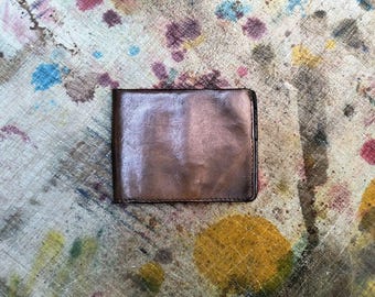Carteira masculina em couro bovino, fabricada na Itália – artesanal e vintage.
