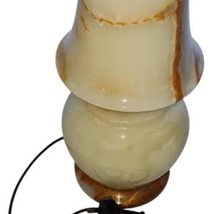 Handgjord bordslampa i vit onyx: Glödande stendekor med dubbelt ljus bild 8