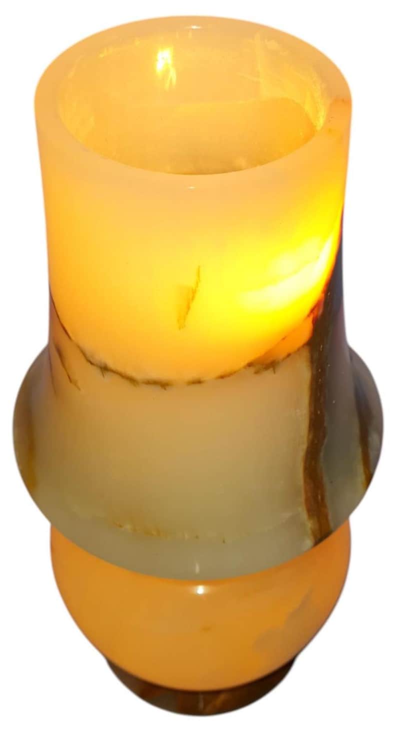 Handgjord bordslampa i vit onyx: Glödande stendekor med dubbelt ljus bild 4
