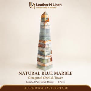 Op de afbeelding: Een gepolijste achthoekige obelisk-toren gemaakt van natuurlijk blauw marmer met een patchwork-ontwerp. De steen heeft horizontale banden in blauwe, witte en oranjebruine kleuren. Tekst op de afbeelding leest Leather N Linen, NATURAL BLUE MARBLE, Octagonal Obelisk Tower, Polished Patchwork Design, 1 Piece, en AU STOCK & FAST POSTAGE.