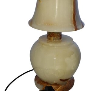 Handgjord bordslampa i vit onyx: Glödande stendekor med dubbelt ljus bild 7