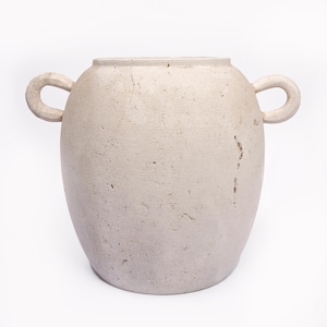 Vaso de travertino com anéis laterais – 23 cm x 25 cm, decoração em pedra natural para interiores rústicos.
