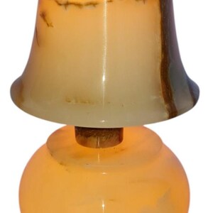 Handgjord bordslampa i vit onyx: Glödande stendekor med dubbelt ljus bild 3
