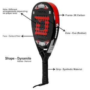 Puede incluir: Raqueta de pádel negra y roja con una cara de fibra de carbono, un marco de carbono 3K y un núcleo de goma Eva. La raqueta tiene una empuñadura negra y el texto "Dynamite Gear" está impreso en la cara.