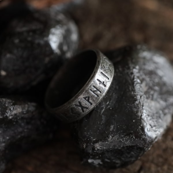 Bague runique gris foncé oxydé, bague alphabet runique, bijoux nordiques viking, bague vintage en acier inoxydable, cadeau nordique pour elle et lui