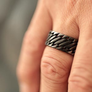 Ring aus oxidiertem Edelstahl: Robustes geometrisches Band