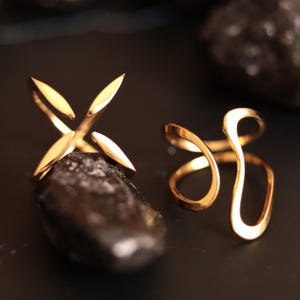 Design Elegant Schmuck Ringe Set: Zwei Chic 18K überzogene Größenverstellbare Edelstahl-Ringe, perfekte Geschenkidee, wasserdicht langlebig hypoallergen